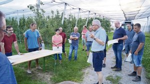 Richard Hollenstein Richard Hollenstein informierte über die Massnahmen für die Branchenlösung «Nachhaltigkeit Früchte», die ab diesem Jahr für Kernobstproduzenten gilt. Wertvoll waren seine Ausführungen zudem über die neuen Produktionssystembeiträge.