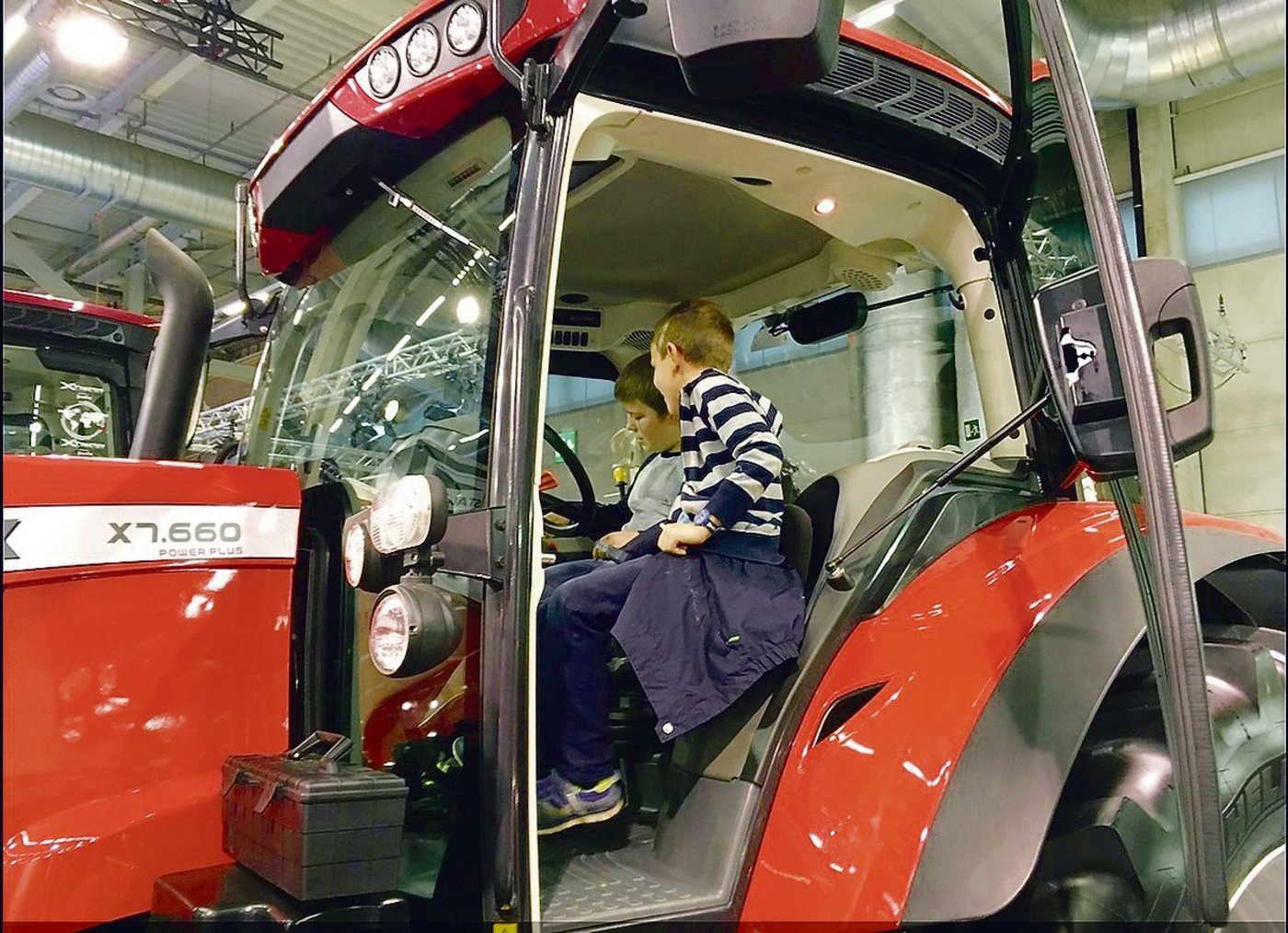 Ein Traktorenkauf ist für Gross und Klein sehr spannend.(Bild BauZ)