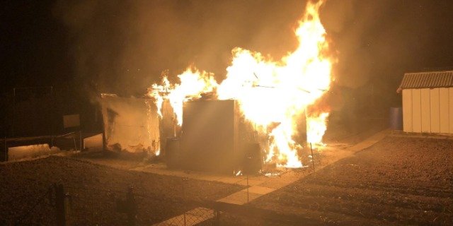 Zwar rückte die Feuerwehr schnell an, das Gebäude und die Hühner konnten aber nicht mehr gerettet werden. (Bild Kapo BL)