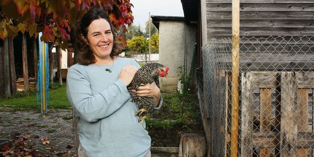 Seit Kurzem hält Christine Bleuler drei handzahme Hühner. Auch ihr Beruf als Lastwagenfahrerin und die Freunde geben der Schaffhauserin nach der Scheidung Kraft.