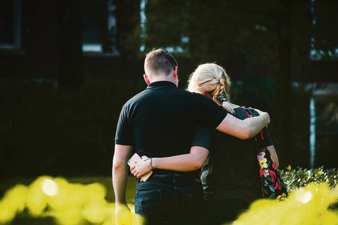 Wer das Gefühl hat, ein nahestehender Mensch habe mehr als nur ein vorübergehendes Leistungstief, sollte die Person darauf ansprechen.(Bild Pexels Foto)