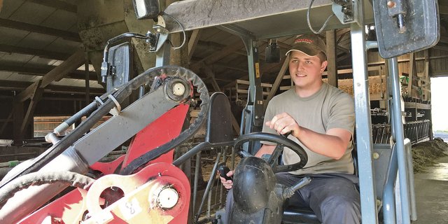 Ivan Heller mit dem Hoflader im Milchviehstall. Er blieb noch ein paar Wochen länger auf seinem Lehrbetrieb, um beim Stallumbau mitzuwirken.  (Bild Armin Emmenegger)