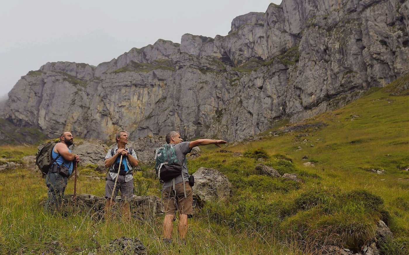 Älpler Heinz Gwerder, Theo Pfyl von der landwirtschaftlichen Beratung und Herdenschutzspezialist Cornel Werder (v. l. n. r.) beraten über Massnahmen bei einer Zutrittsmöglichkeit vom Wolf.