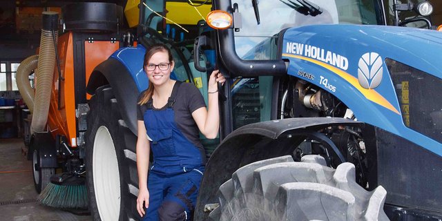 Traktoren und grosse Maschinen, aber nicht nur: Ursina Ritter lernt auch Kleingeräte wie Motorsägen zu reparieren. (Bild jw)