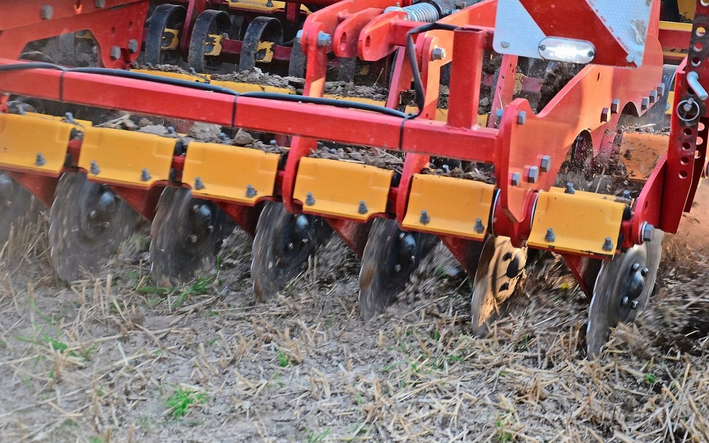 Rapid RD300S von Väderstad: Die Saatgutablage auf 6 – 7 cm erfolgt hinter den Scheiben. Die Maschine eignet sich für Mulch- und Direktsaat.