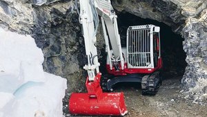 Der Winter und der viele Schnee haben deutliche Spuren hinterlassen. Um diese zu beseitigen braucht es schwere Maschinen.