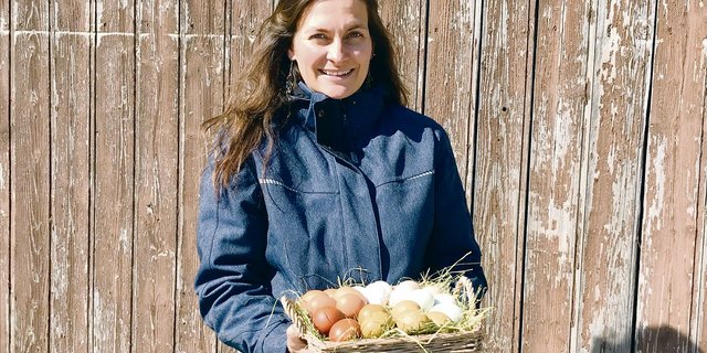 Vreni Spitz hat sich eine bunte Hühnerschar zusammengestellt. In Zukunft würde sie die Eier gerne auch vermarkten.(Bild Alexandra Stückelberger)