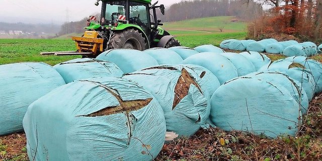Die unbekannten Täter verursachten Ärger und Mehrarbeit. Die Grassilage wurde neu gewickelt. Dazu kommt die Sorge um die Silagequalität und ob die Täter erneut zuschlagen werden.