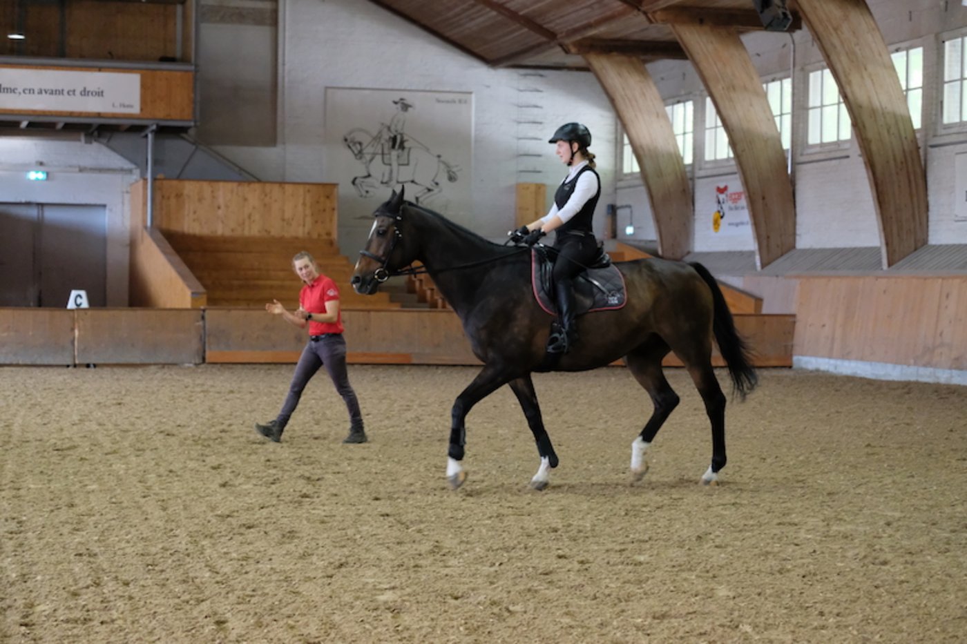 Beim letzten Training vor der Brevetprüfung erhält Anja noch die letzten Tipps und Tricks von NPZ-Reitlehrerin Lea Städler. (Bilder zVg/NPZ)