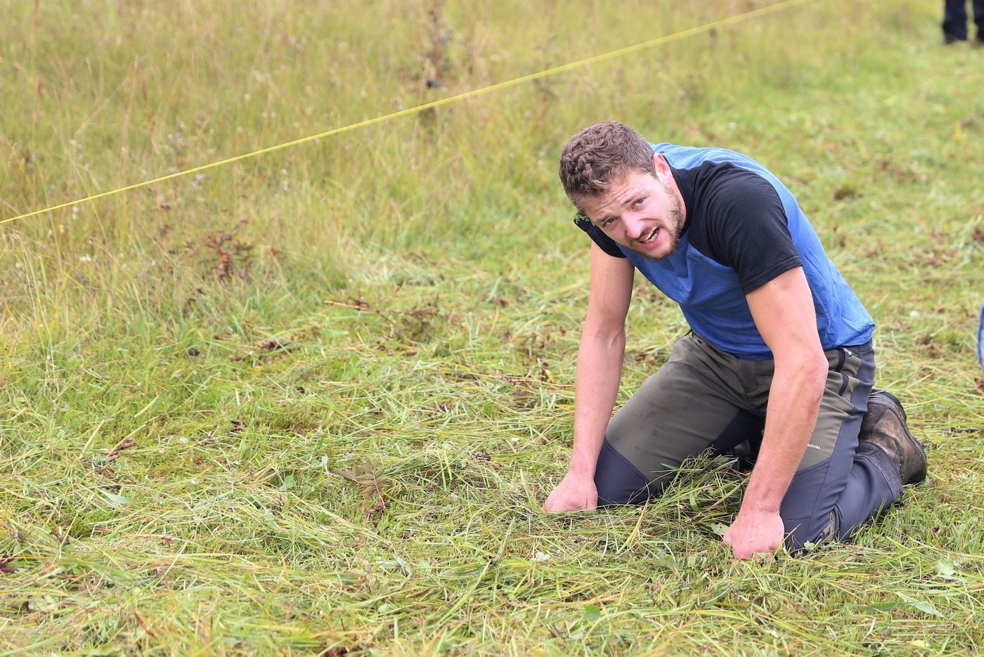 Lukas Grab, der neue Schweizer Meister im Handmähen, ist nach zwei Minuten Höchstleistung völlig ausgepumpt. (Bilder Reto Betschart)