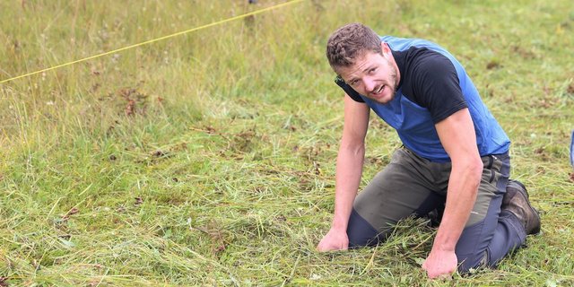 Lukas Grab, der neue Schweizer Meister im Handmähen, ist nach zwei Minuten Höchstleistung völlig ausgepumpt. (Bilder Reto Betschart)