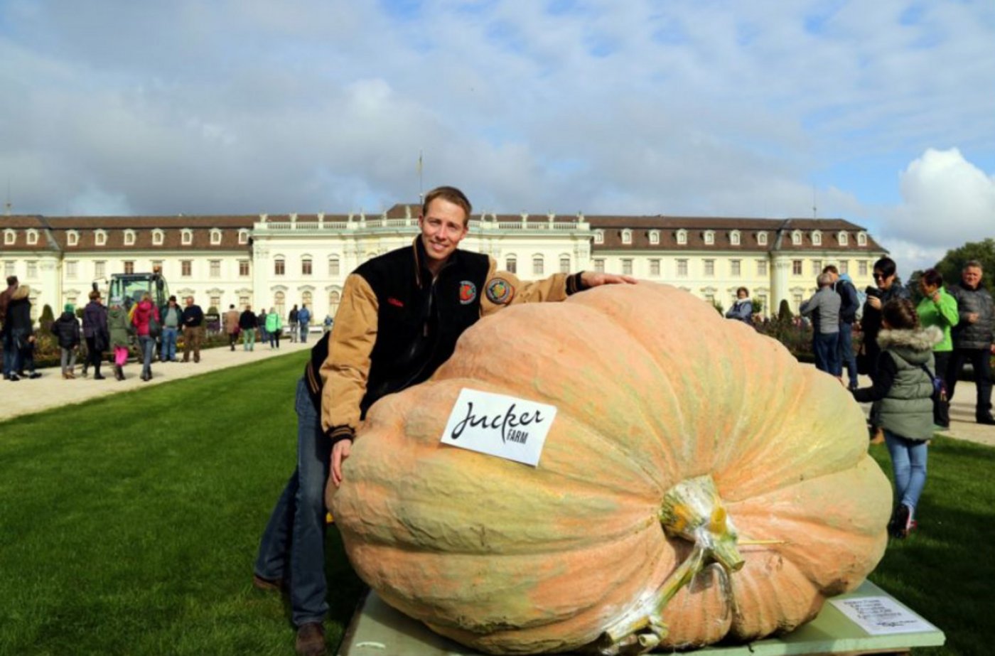 Mathias Willemijns mit seinem Riesenkürbis, der ihm den Weltrekord einbrachte. (Bild Blühendes Barock)