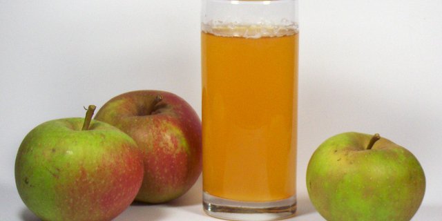 Heinrich Marthaler aus Oberhasli ZH holte sich in der Kategorie Apfelsaft den  Sieg. (Bild Wikimedia) 