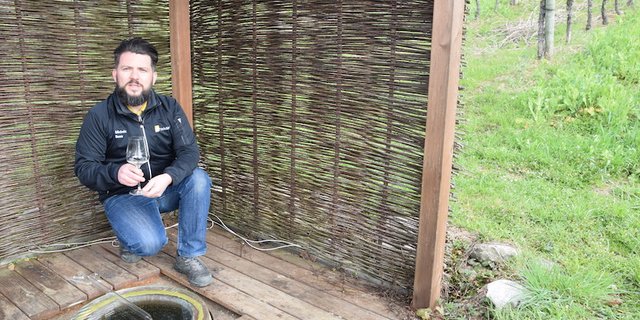 Michele Bono, Betriebsleiter Rebbau und Trotte am Strickhof, beim Öffnen der Weinamphore. Diese ist im Boden vergraben und war luftdicht verschlossen. (Bild et)