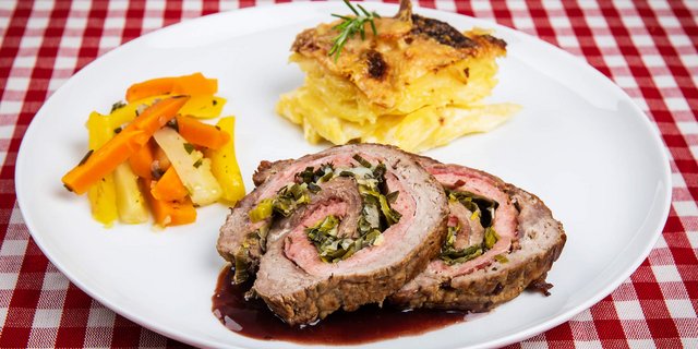 Rindsrollbraten vom Tuxerrind an Rotweinsauce, Kartoffelgratin und farbige Rüebli. (Bild SRF/ Ueli Christoffel)