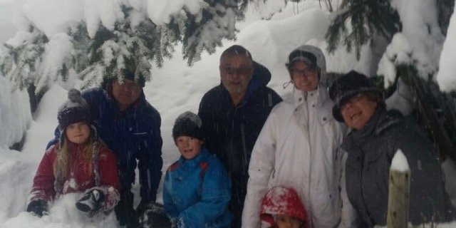 Mirka Lötscher (weisse Jacke) und Dario (rote Jacke) genossen mit ihrer Schweizer Familie die Tage im Schnee in vollen Zügen. (Bild zVg)