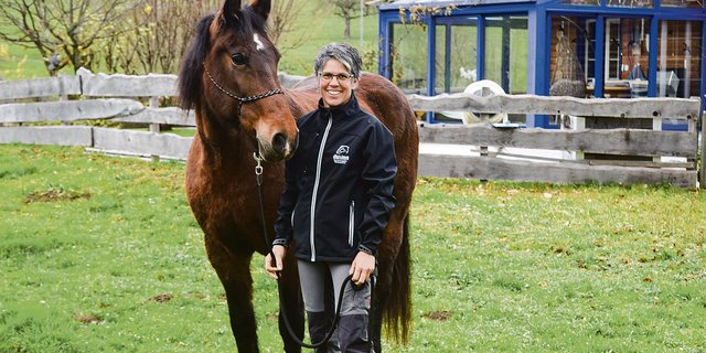 Daniela Marty mit ihrer Stute Lila. «Pferde spiegeln dich zu 100 Prozent wieder», sagt die 49-Jährige.(Bild Stefanie Giger)