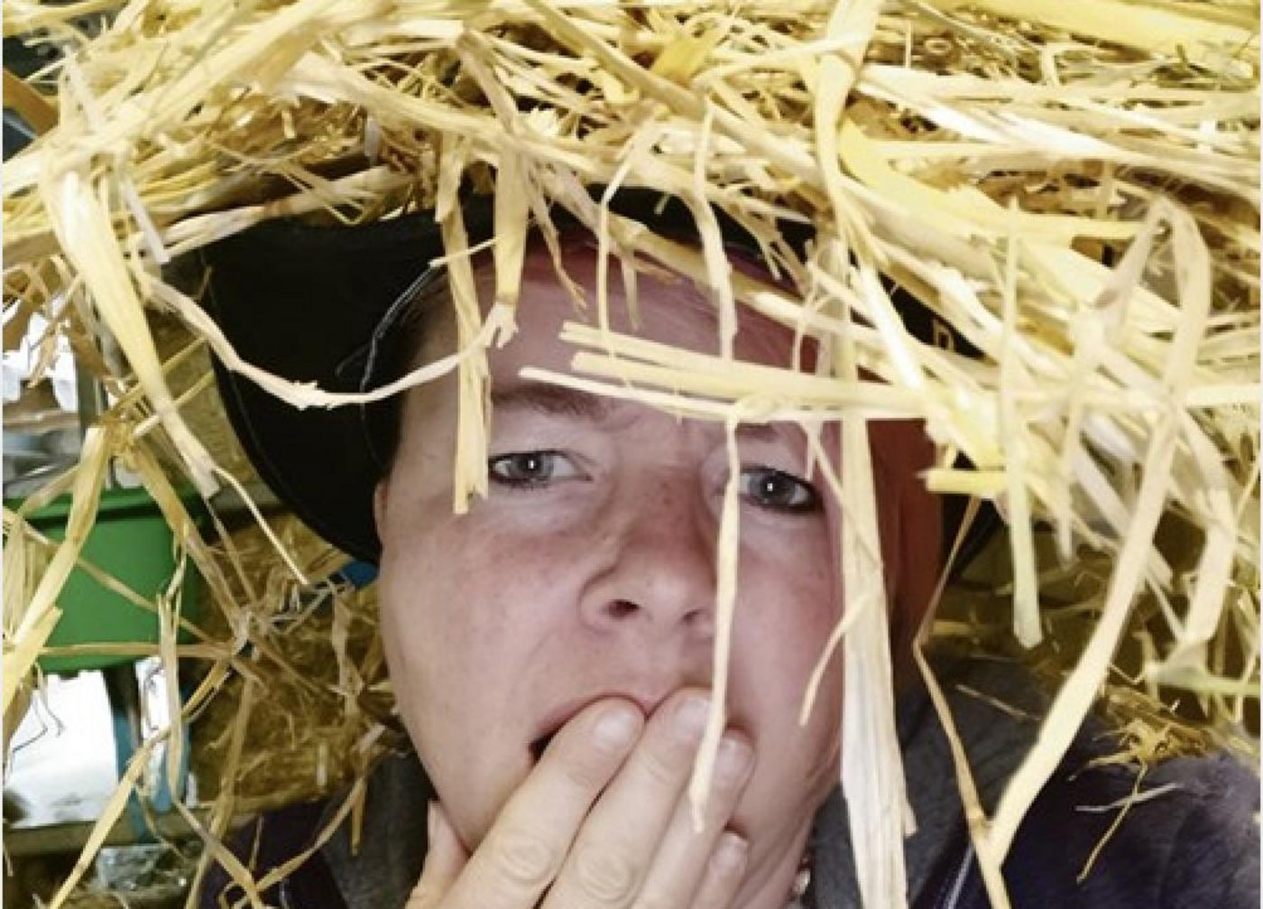 Redaktorin Daniela Joder hat einige Nächte im Stall zugebracht und auf das Fohlen gewartet. (Bild Selfie)