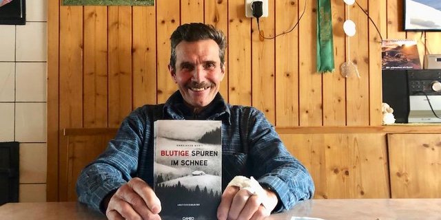 «Blutige Spuren im Schnee» ist Hansjakob Martis drittes Buch. Und der 69-Jährige Bauer hat noch weitere Geschichten in der Pipeline. (Bilder Esther Thalmann)