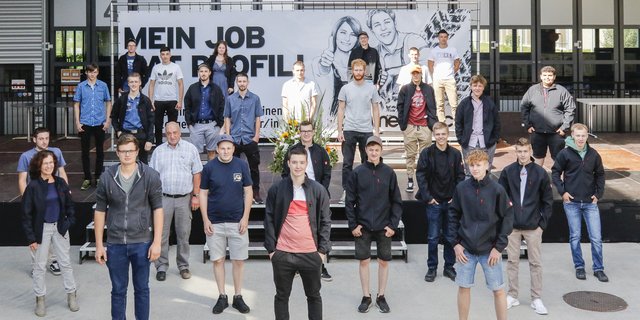 Einige der erfolgreichen neuen Berufsleute: An der Schlussfeier haben sie ihr EFZ in Empfang nehmen können. (Bild zVg)