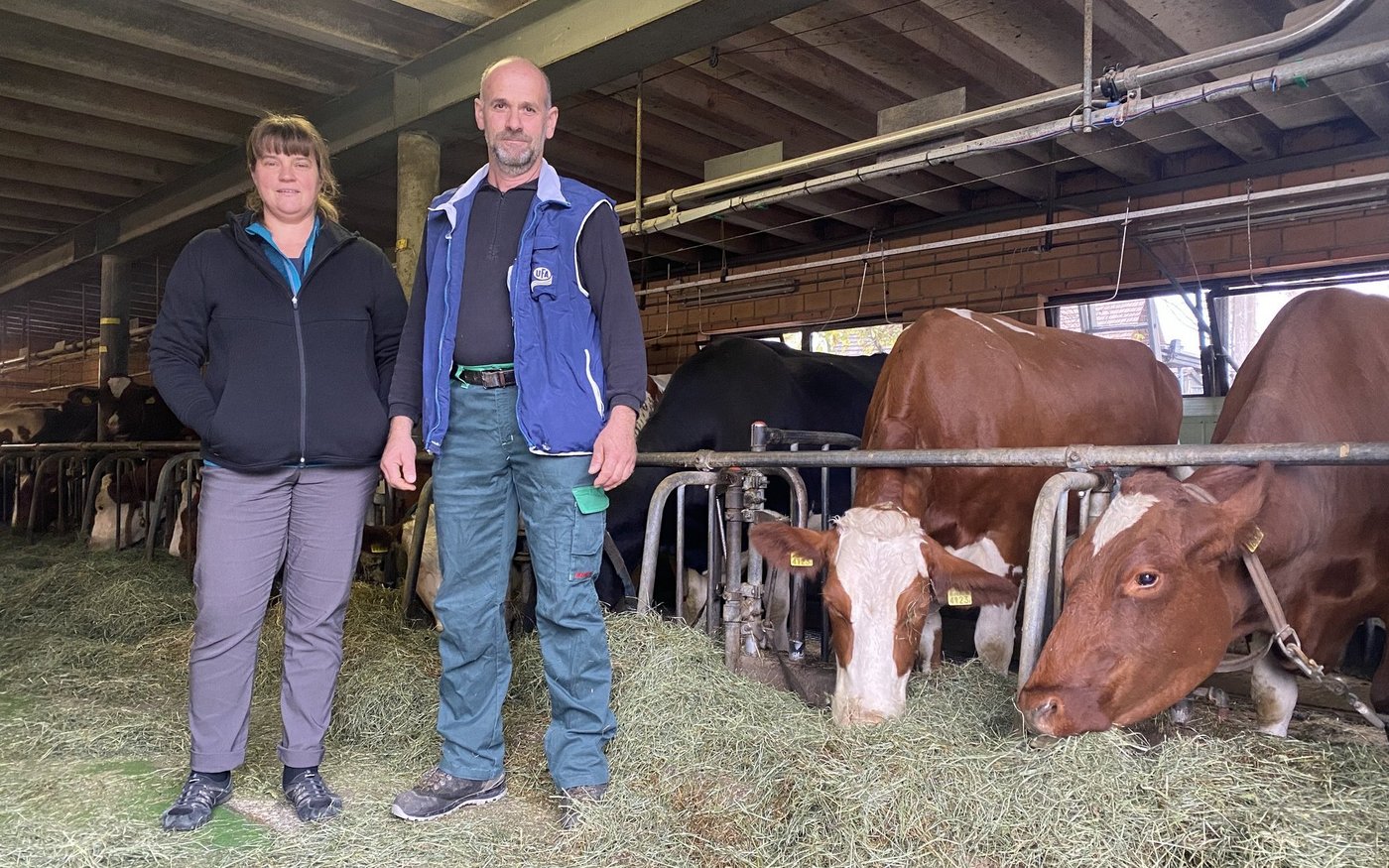 Karin und Hanspeter Röthlisberger in ihrem Stall in Walkringen BE. Seit 17 Jahren leben sie mit Personen auf dem Betrieb, die sich in einer Lebenskrise befinden. «Wenn wir ihnen zurück ins Leben verhelfen können, macht uns das stolz», so die Bäuerin.