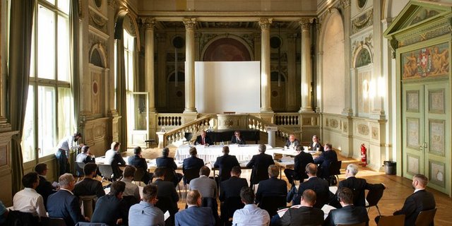 Hier tauschen sich Vertretern aus der Landwirtschaft und Wirtschaft  die Zukunft der Schweizer Landwirtschaft in einer digitalisierten Welt aus. (Bild fenaco)