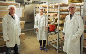 Agroscope präsentiert neues Verfahren zur Käsereifung Von links nach rechts: Karl Schafroth, Helena Stoffers, Hans-Peter Bachmann. Die drei Erfinder des neuen Käsereifungsverfahrens im Käsekeller von Agroscope. (Bild Agroscope)