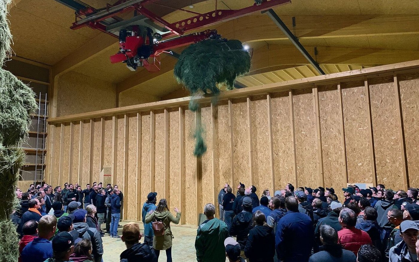 Junglandwirte besichtigen den riesigen deckenlastigen Heustock bei Hubert Estermann. Der Heukran fährt ohne Pilot autonom.  