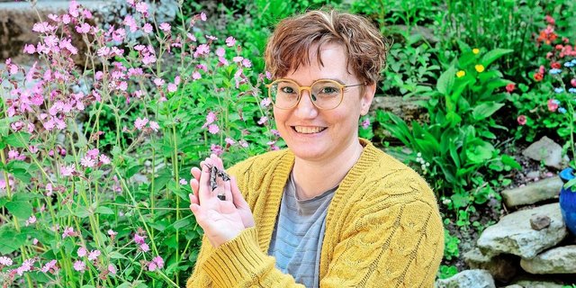 Nicole Heimgartner, die Schmetterlingshebamme, mit einem kürzlich geschlüpften Abendpfauenauge.