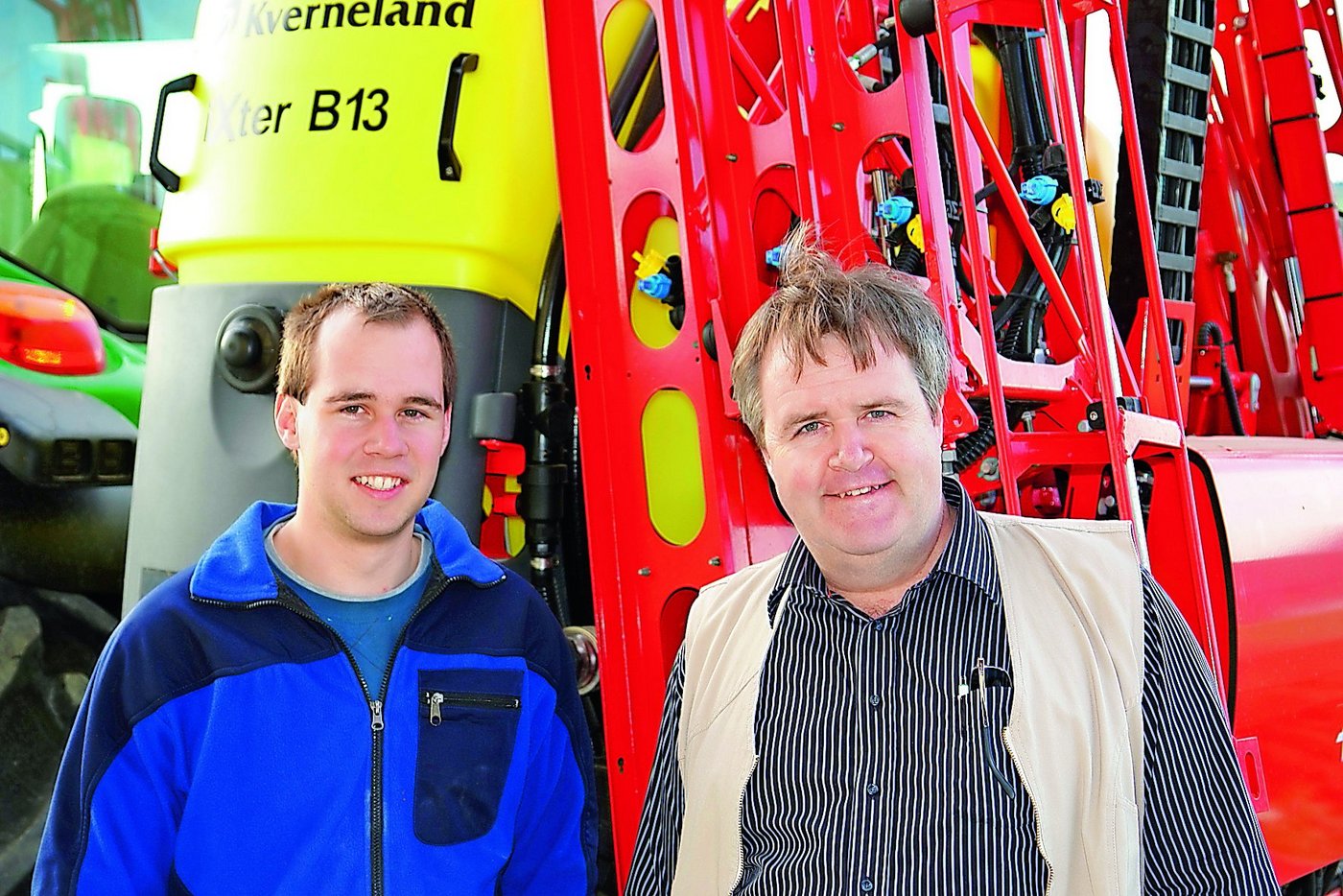 <p class="Bildlegende_Bildlegende_x05">David und Ernst Bänninger haben schon vor der Anschaffung der neuen Spritze konsequent auf dem Feld gereinigt und sind dafür ab- und aufgestiegen. (Bild: Katharina Scheuner)</p>