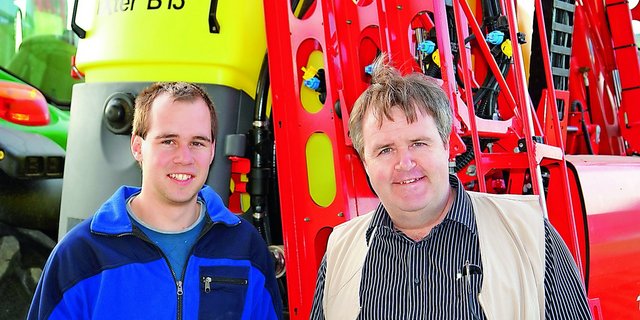 <p class="Bildlegende_Bildlegende_x05">David und Ernst Bänninger haben schon vor der Anschaffung der neuen Spritze konsequent auf dem Feld gereinigt und sind dafür ab- und aufgestiegen. (Bild: Katharina Scheuner)</p>