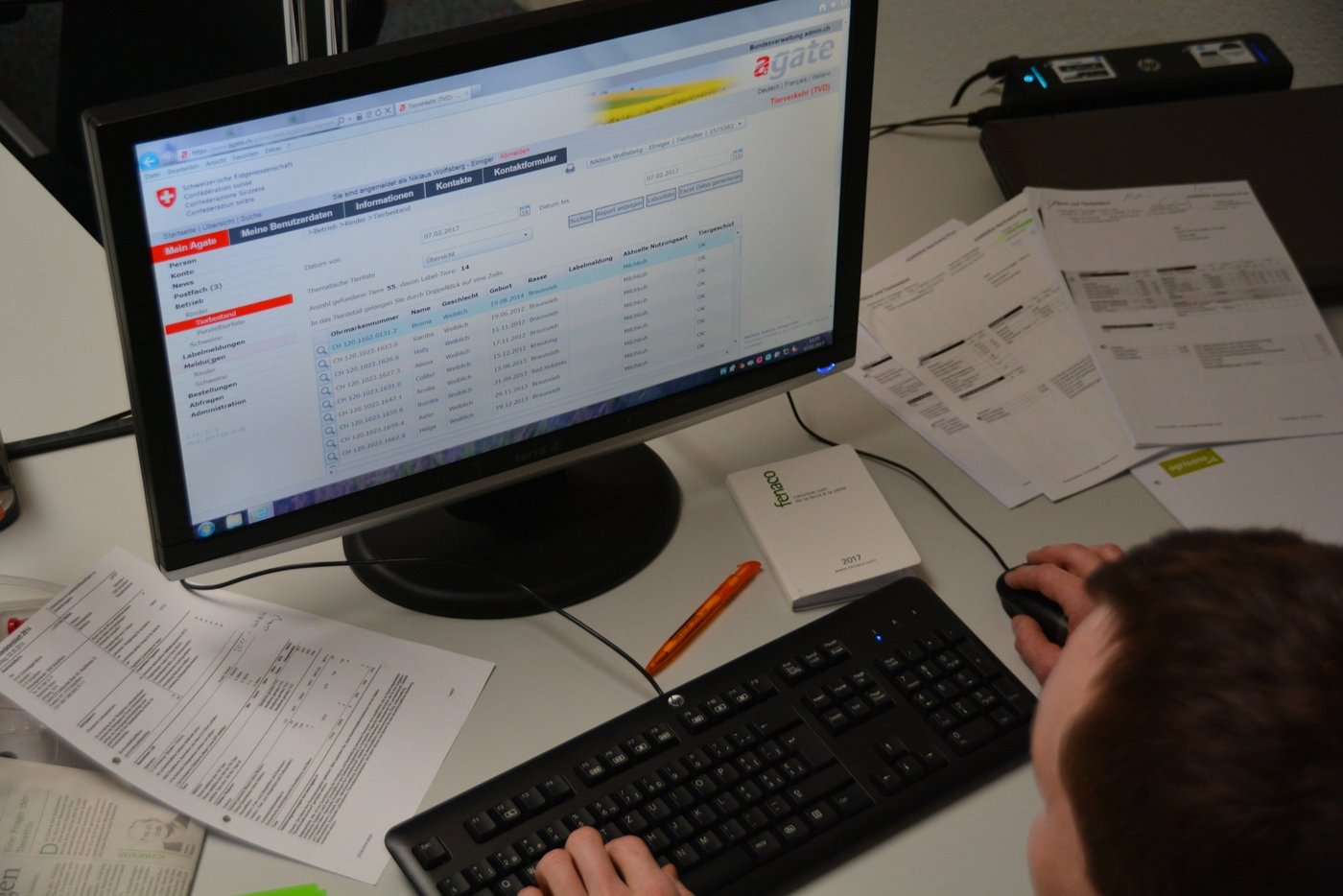 Immer mehr Büroarbeit für Bauern. Die administrative Belastung steigt, weil das Direktzahlungssystem immer ausgeklügelter ist.  Und auch der Kontrollaufwand und harte Sanktionen wegen kleinen Verstössen geben zu reden. (Symbolbild aem)