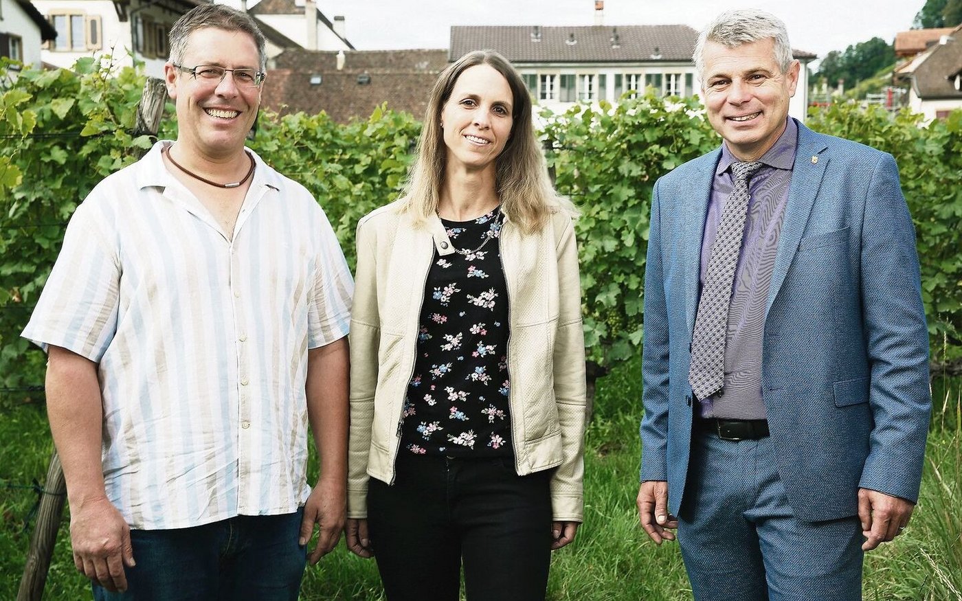 Remo (v. l. n. r.) und Sandra Giauque-Kunz aus Ligerz wurden von Regierungsrat Christoph Ammann als Berner Winzer 2021 ausgezeichnet. Die Tropfen diverser Bielersee-Winzer(innen) kommen auch national und sogar international gut an. Davon zeugen zahlreiche Preise und Auszeichnungen.  