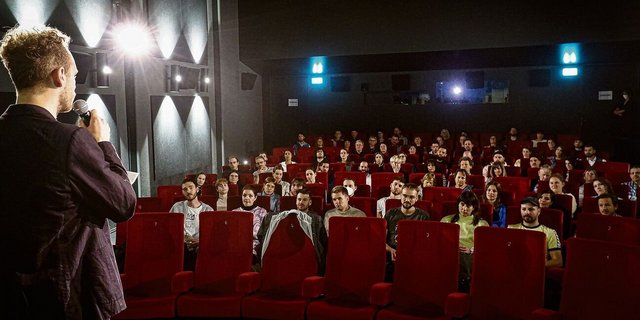 Regisseur Christof Hofer begrüsst an der internen Premiere von «Frey» die Schauspieler(innen), die Crew, Freunde, Bekannte und weitere Unterstützer(innen) des Projekts.