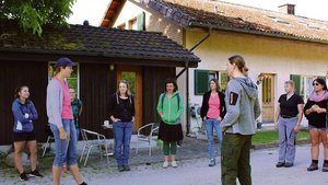 Janine Albrecht, Bet Janine Albrecht, Betriebsleiterin auf dem Sunnehof, begrüsst die Teilnehmerinnen des Arbeitskreises. Sie managt den Betriebszweig «Beeren» und erklärt ihren Berufskolleginnen die verschiedenen Arbeitsschritte.