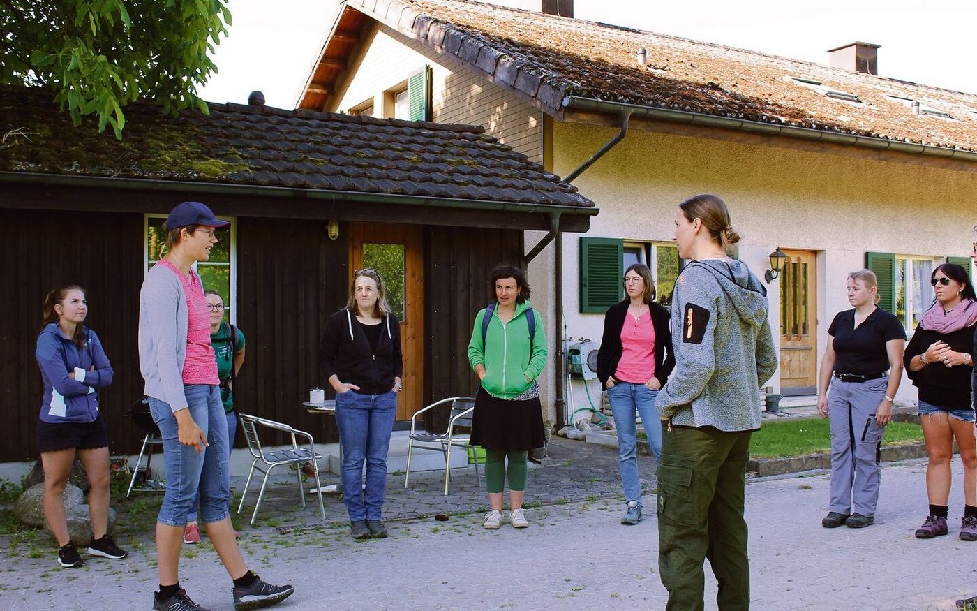 Janine Albrecht, Betriebsleiterin auf dem Sunnehof, begrüsst die Teilnehmerinnen des Arbeitskreises. Sie managt den Betriebszweig «Beeren» und erklärt ihren Berufskolleginnen die verschiedenen Arbeitsschritte. 