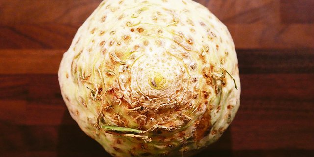 Nicht-normgemässes Gemüse lässt sich verkaufen, wenn die Gründe z. B. für die Übergrösse von Knollensellerie erklärt werden. Dazu muss man die Marktanonymität aufbrechen. (Bild Hans/Pixabay)