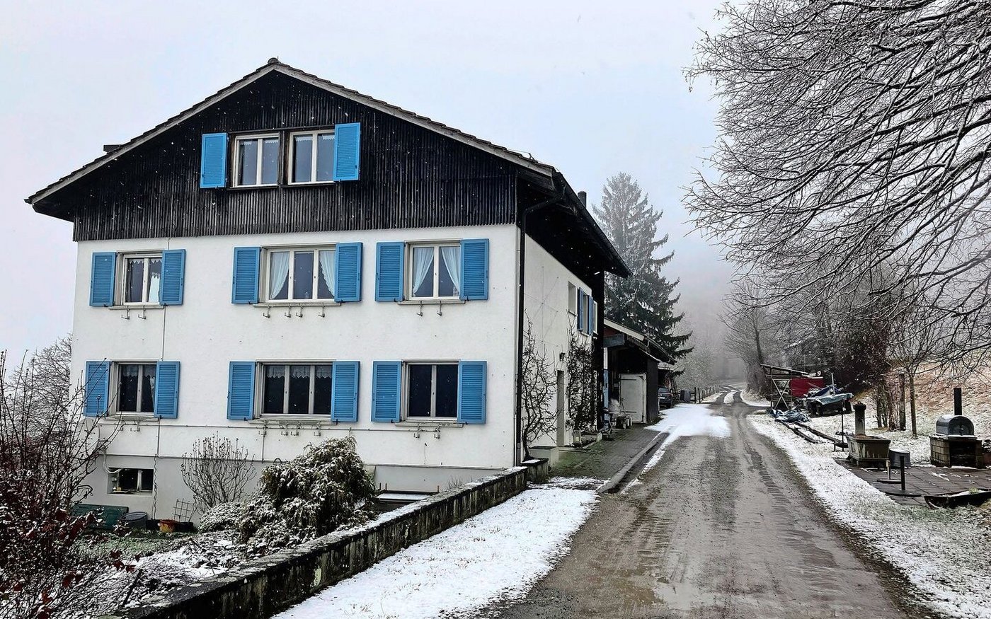 Der Hof der Agronomin und Bäuerin befindet sich ausserhalb von Oberembrach auf rund 600 m ü. M.