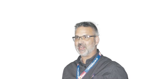 Peter Hofer, von der Kapo Bern, ruft den Landwirten die nötigen Sicherheitsvorkehrungen in Erinnerung. (Bild Andrea Wyss)