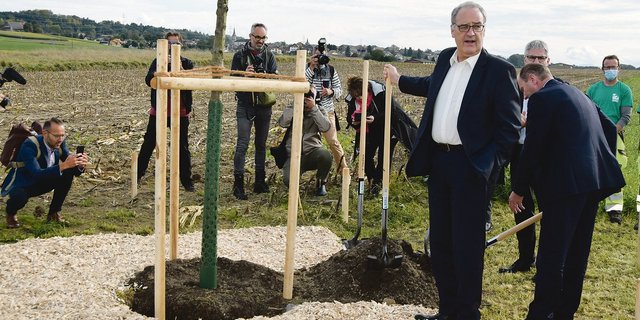 Symbolischer Höhepunkt des Bundesrats-Flurgangs: Unter Mithilfe von Guy Parmelin, BLW-Direktor Christian Hofer und Regierungsrat Philippe Leuba wird ein Baum gepflanzt. (Bild Vincent Gremaud)