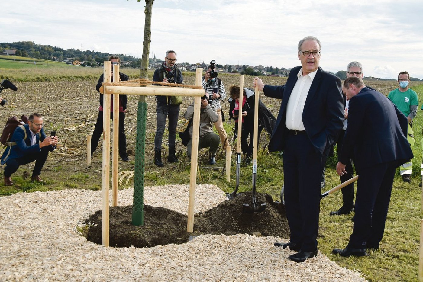 Symbolischer Höhepunkt des Bundesrats-Flurgangs: Unter Mithilfe von Guy Parmelin, BLW-Direktor Christian Hofer und Regierungsrat Philippe Leuba wird ein Baum gepflanzt. (Bild Vincent Gremaud)