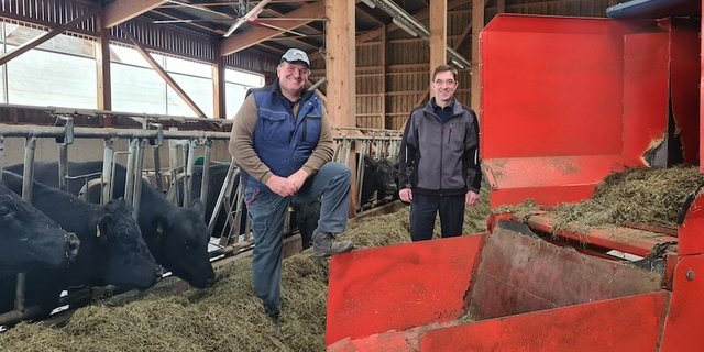 Landwirt Stefan Siegenthaler, links, und Marc Wenger, Lieferant des Futterwagens (Wenger & Co AG), sind zufrieden mit der Arbeitsqualität. (Bilder Beat Schmid)