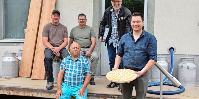Der Käser Sébastien Kolly, Architekt Fredy Ryser, Käsereigenossenschaftspräsident Thomas Neuhaus, Milchlieferant Fabian Papst (v. r.) und vorne links Hanspeter Bellorini, Berater. 