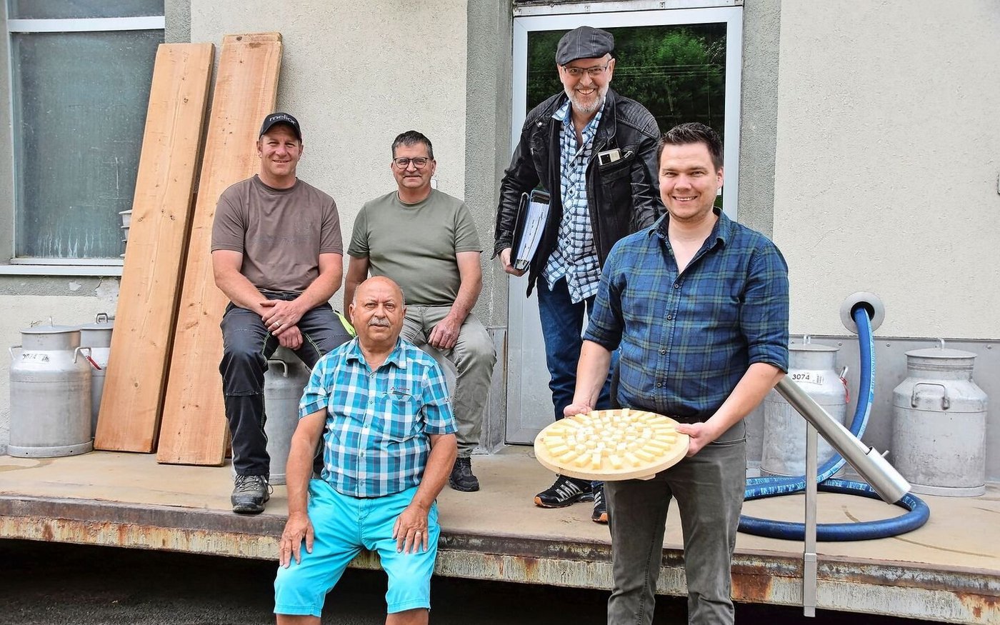 Der Käser Sébastien Kolly, Architekt Fredy Ryser, Käsereigenossenschaftspräsident Thomas Neuhaus, Milchlieferant Fabian Papst (v. r.) und vorne links Hanspeter Bellorini, Berater. 