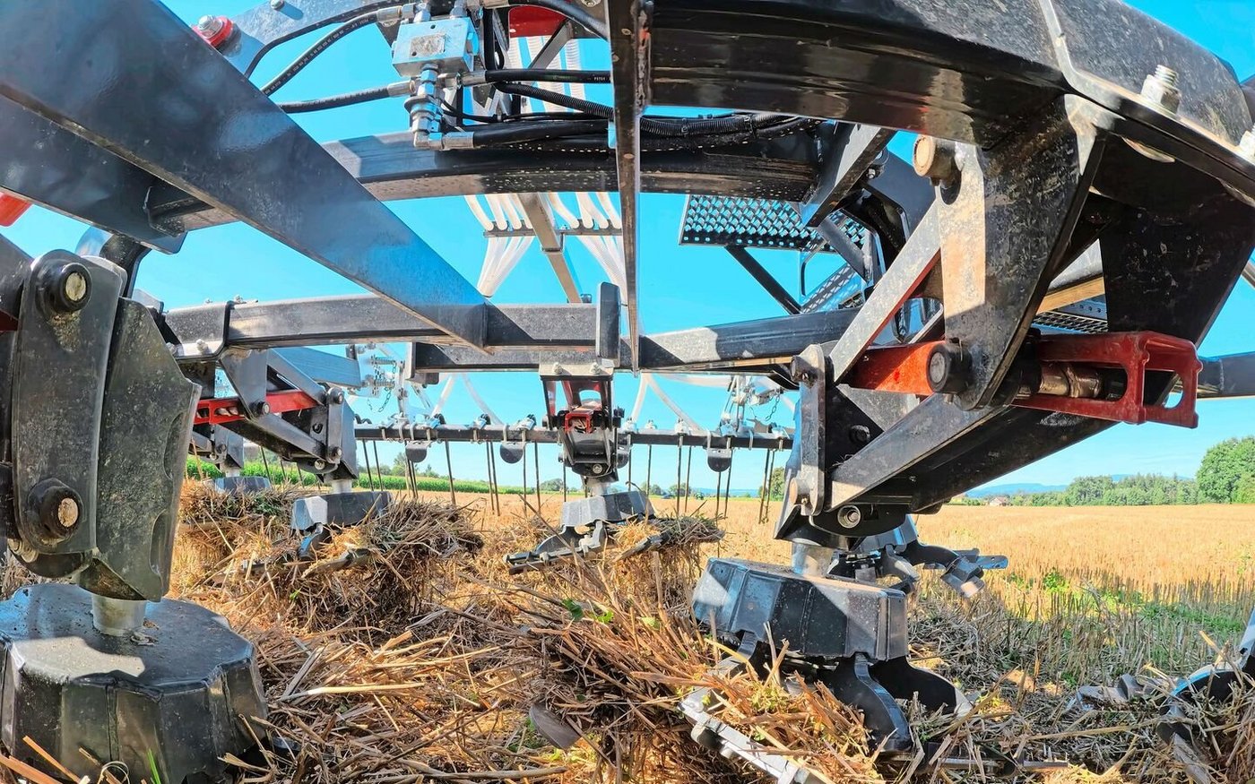 Blick auf den Rotationsschleifer Saphir Grindstar aus der Froschperspektive. Das Gerät kommt beim Nachernte-Management zum Einsatz und vereint Vorteile von Mulcher und Striegel.