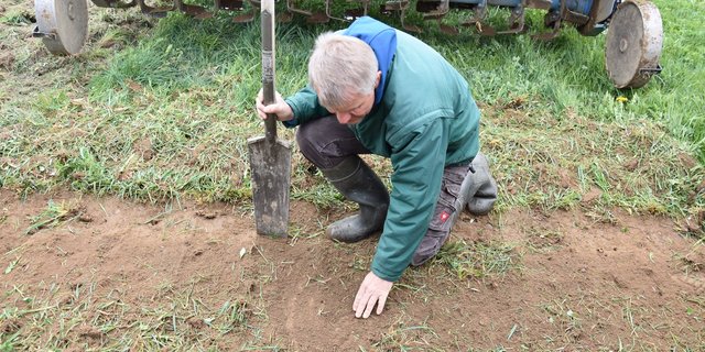 Für den Humusaufbau benötigt der Boden organisches Material. Dafür muss die Begrünung mit der Fräse oberflächlich abgeschält werden, demonstriert Friedrich Wenz. (Bild Katrin Erfurt)