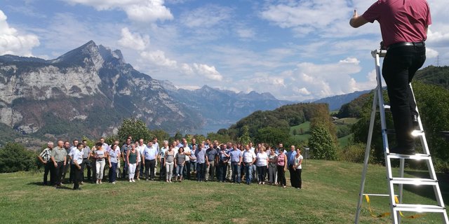 Markus Rediger fotografiert die Mitglieder der Konferenz der operativen Leiter der Mitgliedsorganisationen des Schweizer Bauernverbandes für das obligate Gruppenfoto. (Bild hja)
