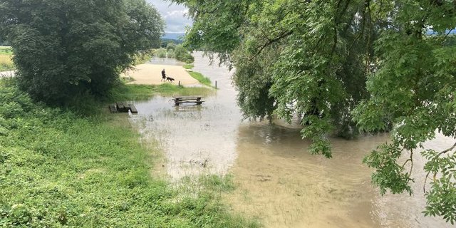 Der Monat war geprägt durch anhaltend feuchtlabile Strömung, die regelmässig und verbreitet zu niederschlagsreichen und schadenträchtigen Gewittern mit Hagelschlag und Sturmböen führte. (Bild rh)