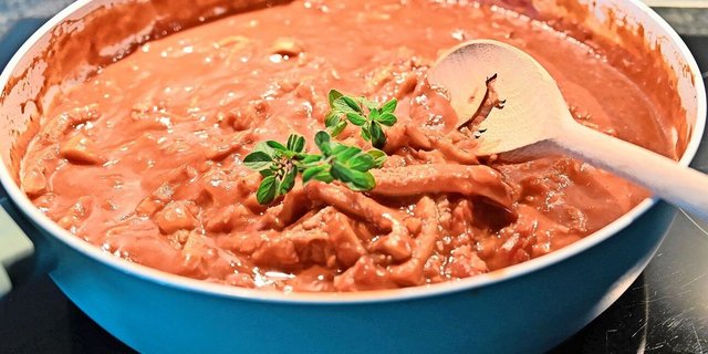 Die hierzulande wohl bekannteste Art, Kutteln zuzubereiten, ist mit Tomatensauce, für die einen mit, für die anderen ohne Kümmel. In anderen Ländern werden Kutteln auch als Suppe, Ragout oder Eintopf gekocht. 