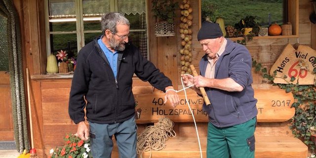 Hans Klötzli (li) und Bänz Gerber montieren einen Pänggu an einem Seil. Diese Vorrichtung kommt bei der Kälbergeburt zum Zug. (Bilder Esther Thalmann)